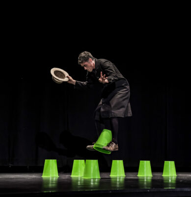 “Bakéké”, da Zō per “Cirque” Fabrizio Rosselli trasforma i fallimenti in giochi con i secchi