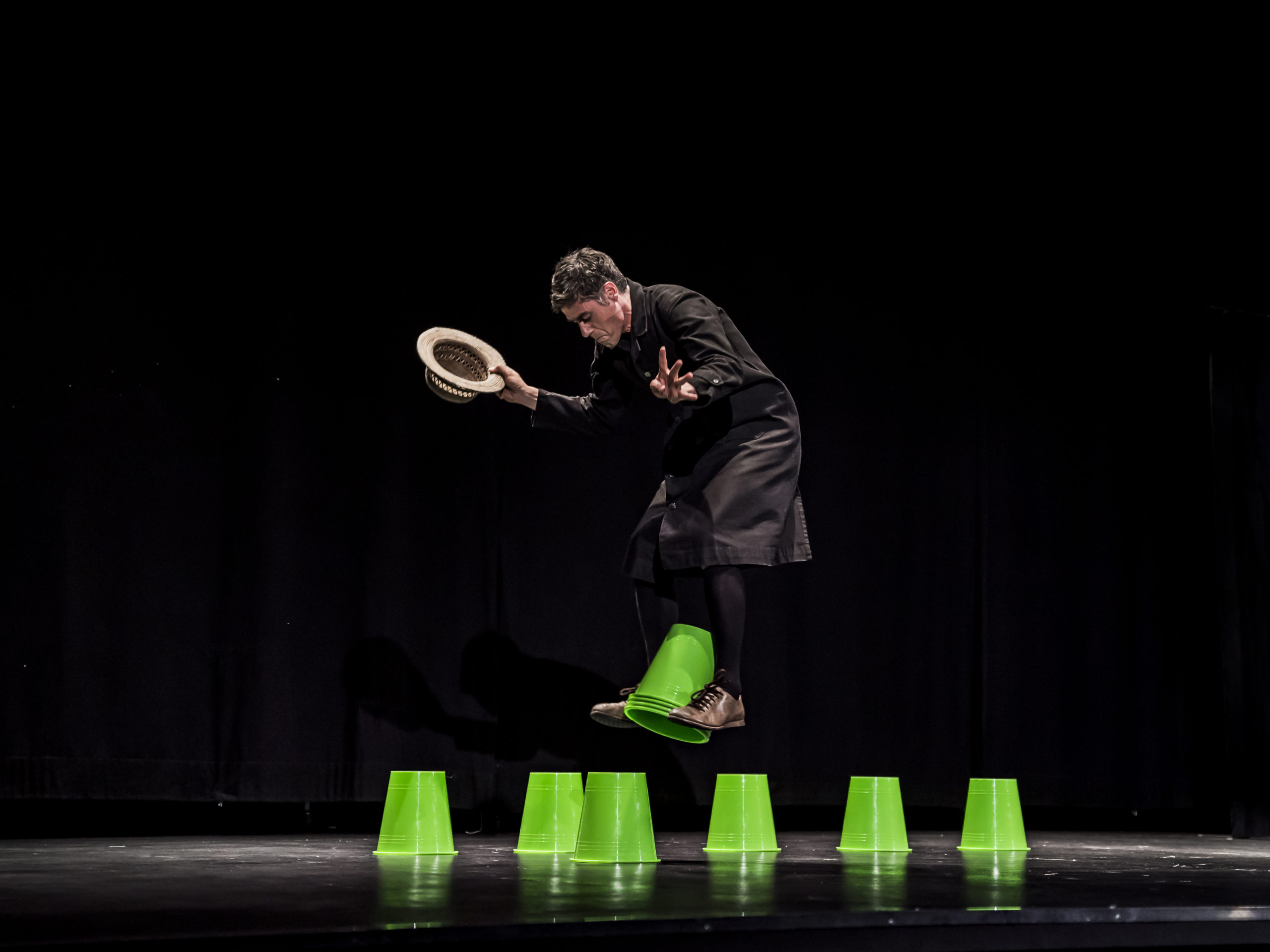 “Bakéké”, da Zō per “Cirque” Fabrizio Rosselli trasforma i fallimenti in giochi con i secchi